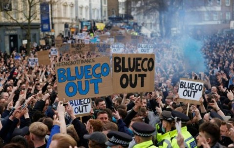 多多28官网-不满运营策略，切尔西球迷聚集抗议：BlueCo滚出去！